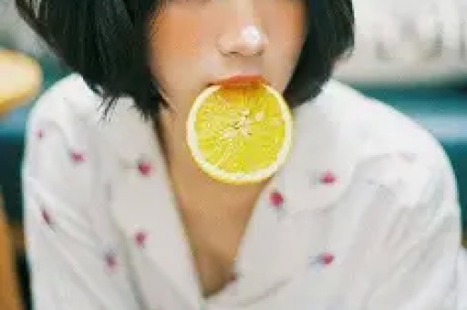 3岁女童在洗浴店摔倒后脑受伤宝妈发帖吐槽反被索赔100万元店方：她拒不删帖疑似敲诈